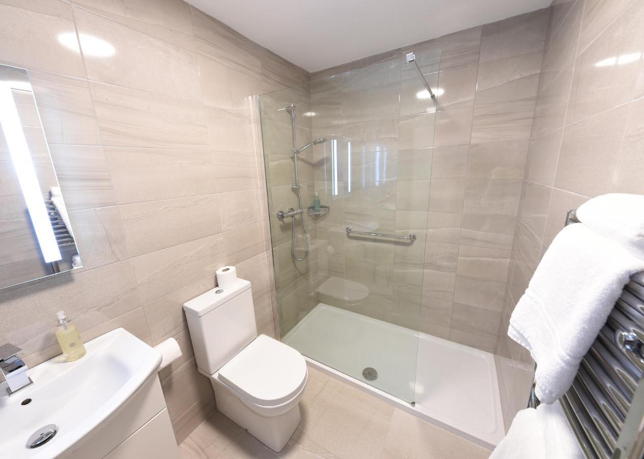 Whispering Pines Hotel Кросхейвън Екстериор снимка