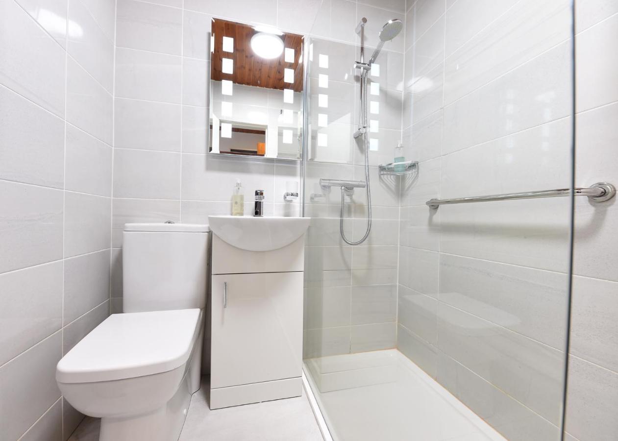 Whispering Pines Hotel Кросхейвън Екстериор снимка