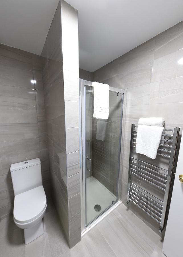 Whispering Pines Hotel Кросхейвън Екстериор снимка