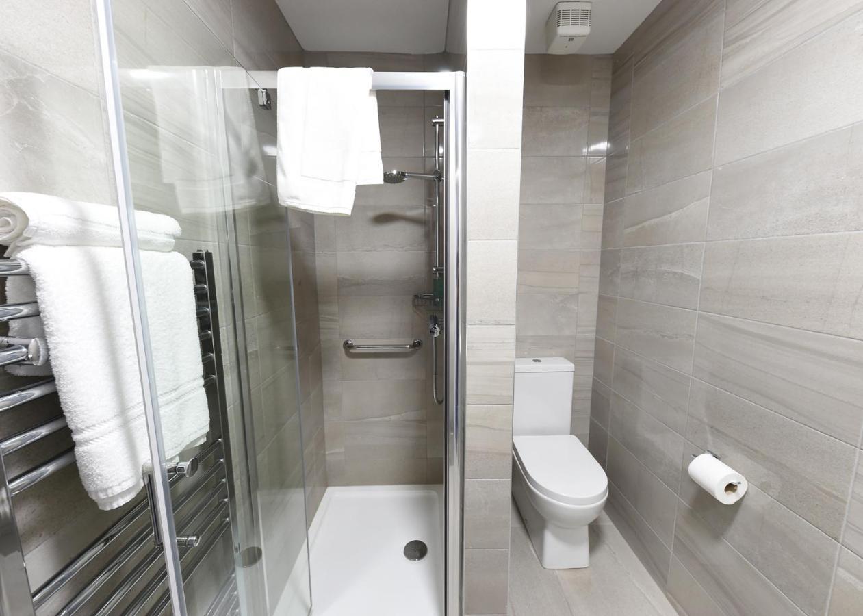 Whispering Pines Hotel Кросхейвън Екстериор снимка